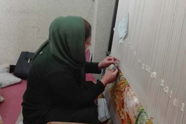 هنر دست بانوان شهرستان پاوه با تابلو فرش در تجلی اقتصاد مقاومتی