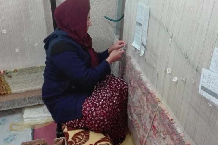 هنر دست بانوان شهرستان پاوه با تابلو فرش در تجلی اقتصاد مقاومتی