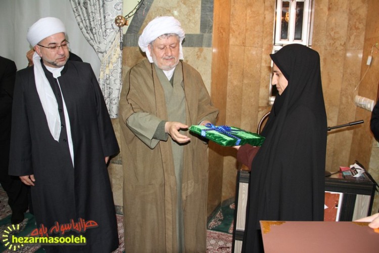 تجلیل از بانوی پاوه ای به جهت کتابت قرآن کریم/این قرآن دست نویس به کلاس تفسیر ماموستا قادری اهدا شد+تصاویر