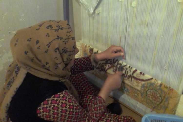 هنر دست بانوان شهرستان با توليد تابلو فرش در پاوه