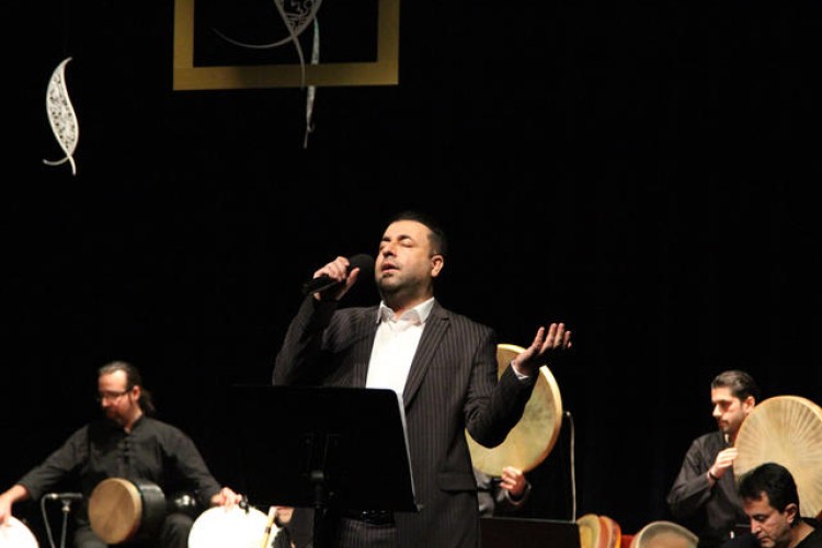 «پیام عزیزی» با گروه «با قدسیان» در جشنواره بین‌المللی موسیقی فجر روی صحنه رفت 