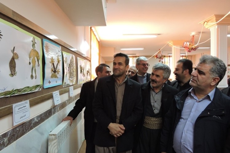 برپایی نمایشگاه دست ساخته های دانش آموزان در دبستان شهید مطهری پاوه