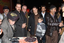 همدردی مردم پاوه با آتش نشانان ساختمان پلاسکو در محل ایستگاه آتش نشانی این شهر+تصاویر