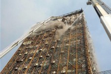 داستان عجیب آتش نشان سنقری که با پریدن از طبقه یازدهم پلاسکو به داخل بالابر امداد زنده ماند / از مهار آتش طبقه دهم تا فروریختن + تصاویر