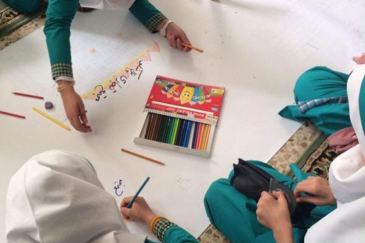 نقاشی دسته جمعی دانش آموزان دبستان حضرت سمیه پاوه به پاس جان فشانی آتش نشانان