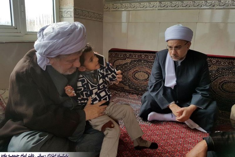 امام جمعه پاوه در منزل جوان شاینگانی که اخیر در یک نزاع به قتل رسید، حضور یافت