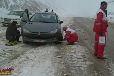 امداد رسانی هلال احمر پاوه به بیش از 100 خودرو گرفتار در برف