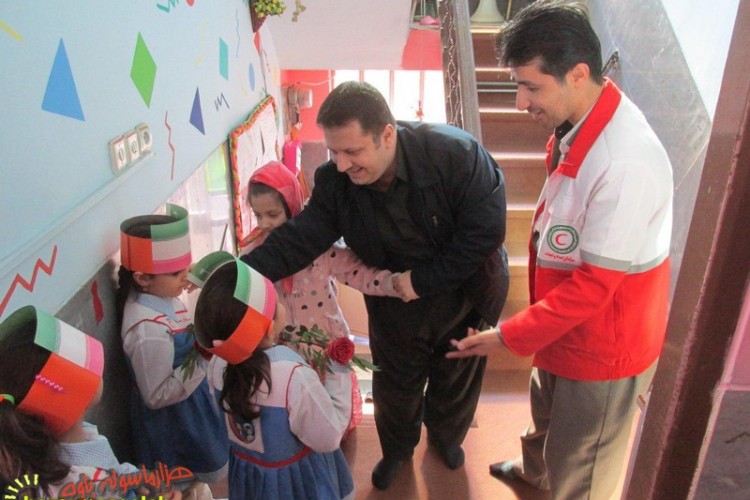 هلال احمر پاوه جشن انقلاب و مسابقه نقاشی در مهدهای کودک برگزار کرد +تصاویر