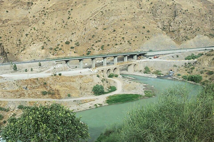غرق شدن یک نفر در پل " دوآب" پاوه/تلاش برای یافتن چسد همچنان ادامه دارد