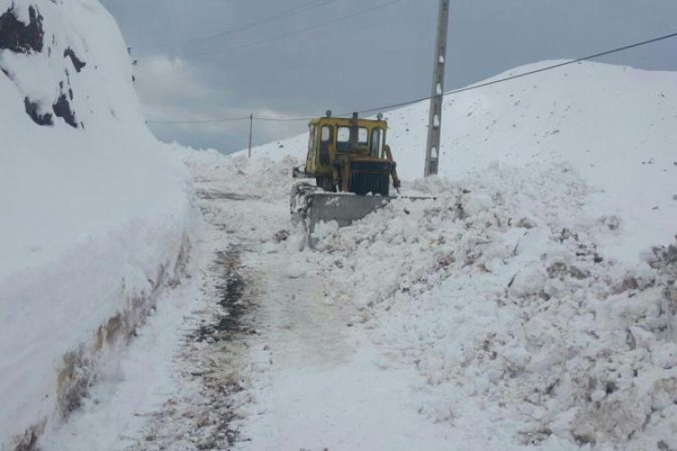 بازگشایی راه ارتباطی روستاهای هانی گرمله و دزآور شهرستان پاوه 
