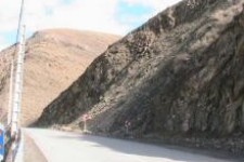 احتمال ریزش کوه در مسیر روانسر به پاوه وجود دارد/ رانندگان احتیاط کنند