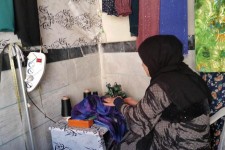 بانویی که با چرخ خیاطی اقتصاد مقاومتی را می چرخاند