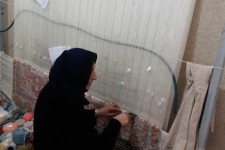 هنر دست بانوان شهرستان با توليد تابلو فرش در پاوه