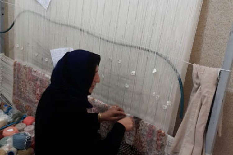 هنر دست بانوان شهرستان با توليد تابلو فرش در پاوه