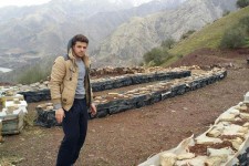 فردی که با پرورش زنبور عسل اقتصاد مقاومتی را در پاوه معنا می کند