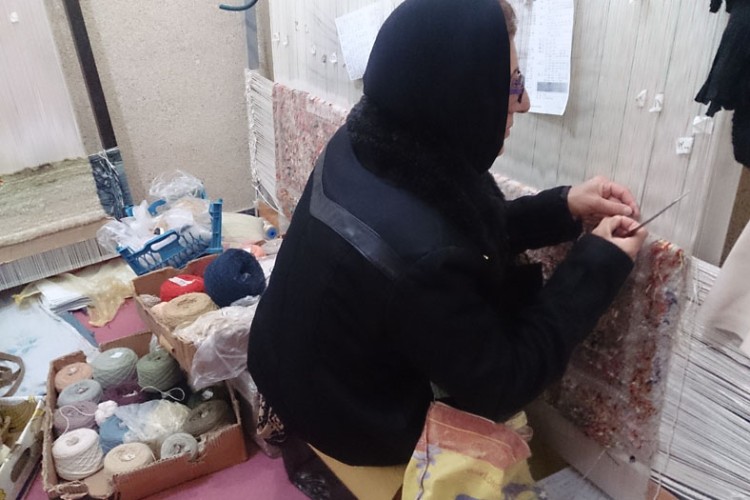 کارآفرینی در راستای اقتصاد مقاومتی/اجرای طرح قالیبافی توسط بانوان منطقه