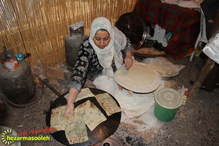 استقبال از مهمانان نوروزی با نان و دوغ محلی در باینگان+تصاویر