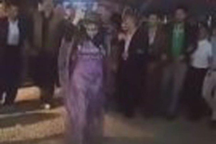 رقاصی زنان در یک قدمی اماکن مقدسه/ ضرورت ریشه کنی تحرکات مشکوک ضد دینی + فیلم و عکس