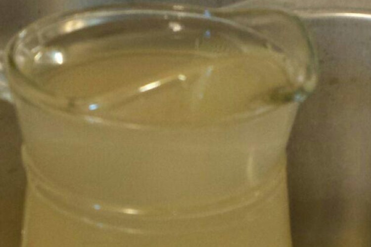 وضعیت اسفناک آب شرب در برخي از محلات پاوه/سلامتی مردم در معرض تهدید است/وقتی كه آب شرب، رنگ آب میوه به خود میگیرد