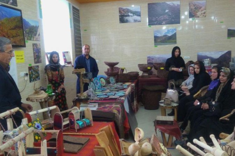 حضور و بازدید مدیرکل امور بانوان و خانواده استان از نمایشگاه و فروشگاه هه‌نار