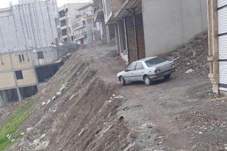 کوچه های باریکی که خدمت رسانی اورژانس را مشکل می کند/اهالی خواستار مساعدت شهرداری هستند