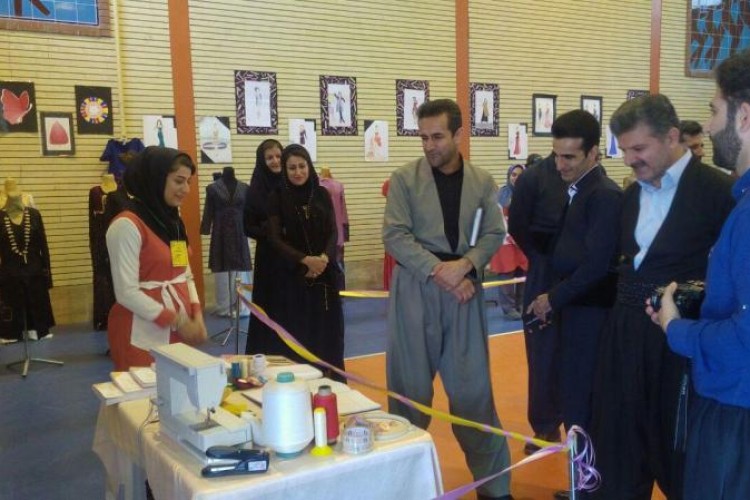 نمایشگاه دستاوردهای هنرجویان هنرستان ابتکار و بانوان کار آفرین شهرستان پاوه افتتاح  شد