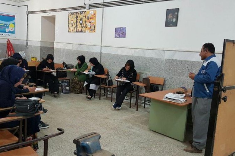 یکدوره آموزشی مهارت سرویس و نگهداری خودرو برای بانوان پاوه ای