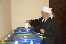 حضور امام جمعه پاوه، پای صندوق اخذ رأی+تصاوير