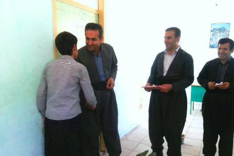 تقدیرمدیرآموزش وپرورش پاوه از دانش آموز مبتکر گلالی