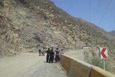 ريزش سنگ در جاده پاوه- نوسود، بدليل ايمني جاده بود 