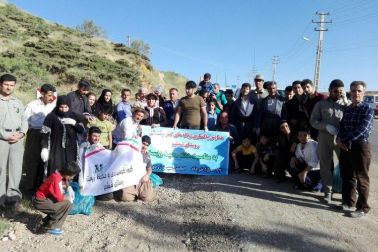 فعالان محیط زیست پاوه روستای گردشگری شمشیر را پاکسازی کردند