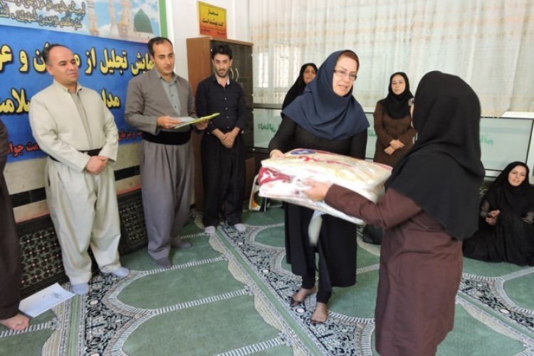 از معلمان برتر استانی در حوزه های آموزش، تربیت بدنی و آموزش خانواده و مدیران و عوامل اجرایی مدارس مروج سلامت پاوه تجليل به عمل آمد