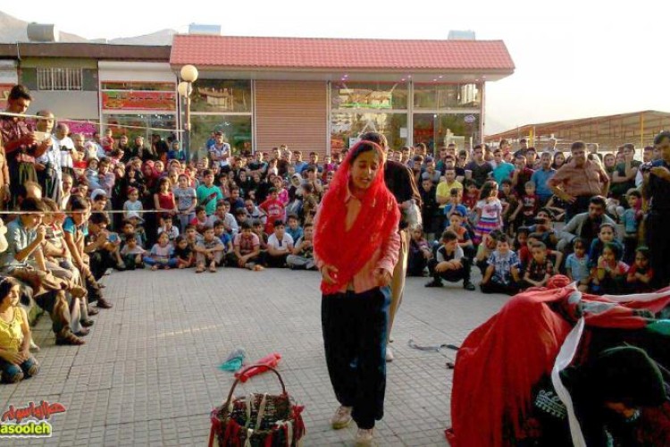 اجرای نمایش خیابانی با موضوع کولبری در شهر پاوه 