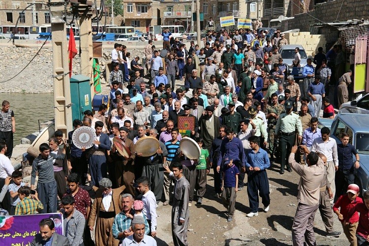 برنامه استقبال از خادمان و پرچم بارگاه امام رضا(ع) در شهرستان پاوه برگزار شد+تصاوير