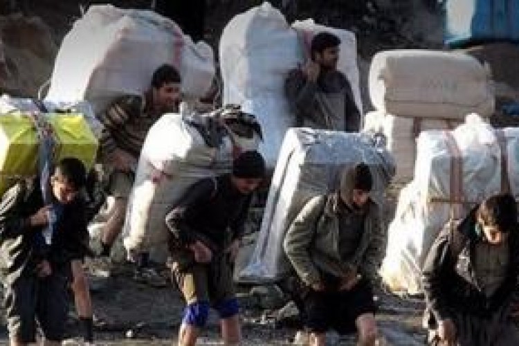 دستور انسداد معابر "غیرمجاز" کوله‌بران در کرمانشاه و 3 استان مرزی صادر شد/لازم الاجرا شدن صدور كارت الكترونيكي براي افراد واجد شرايط  در مرزها