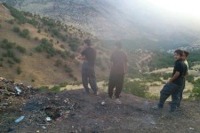 وقتي كه زباله هاي رها شده محلي براي بازی کودکان در پاوه مي شود/ منظری که به آشغال آغشته است!