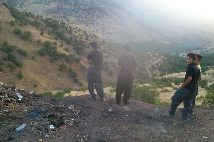 وقتي كه زباله هاي رها شده محلي براي بازی کودکان در پاوه مي شود/ منظری که به آشغال آغشته است!