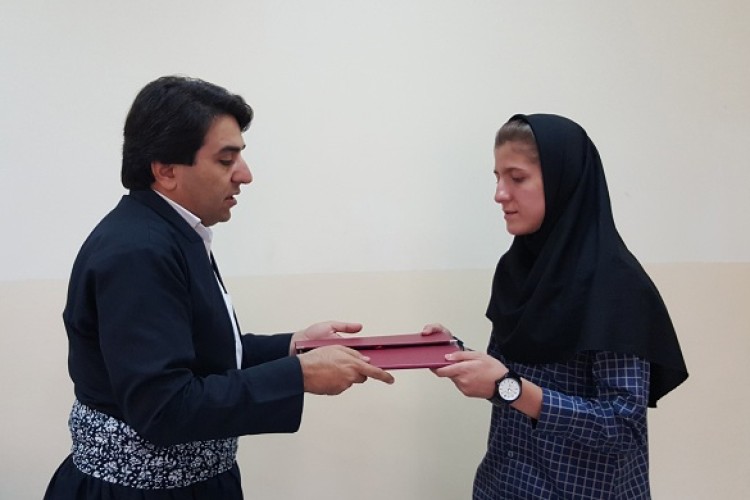 تقدیر از خانم ژینو رستمی فوتباليست ارزنده شهرستان پاوه