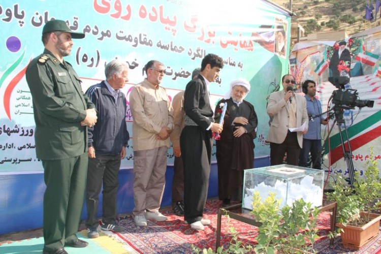 تجليل از قهرمان ملی پوش کونگ فو کشورآقای سوران قمری در همايش بزرگ پياده روي در پاوه