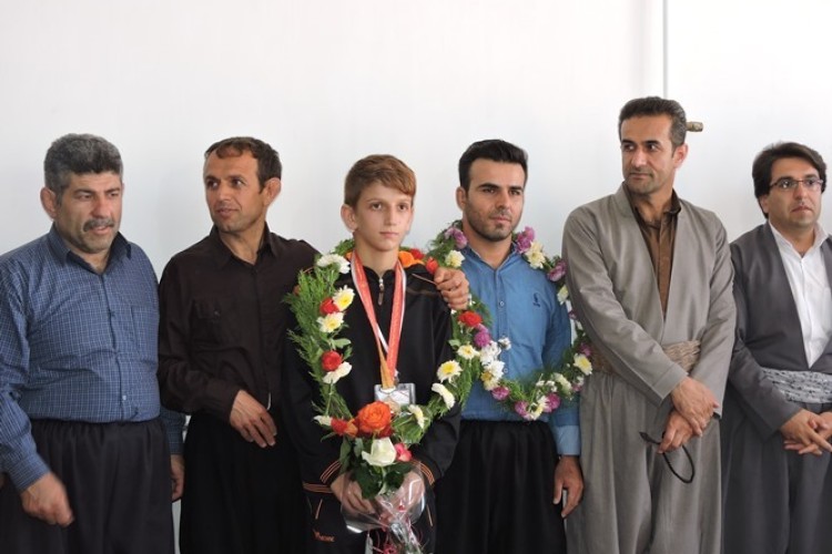 قهرمان طلایی کشتی دانش آموزان کشور در میان استقبال مردم وارد پاوه شد