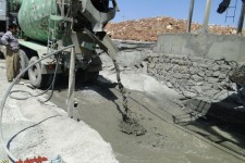 بتن آماده و مقاوم در كارگاه تازه احداث عليمرادي در پاوه/ كارگاهي كه بدون حمايتهاي دولت به اتمام مي رسد