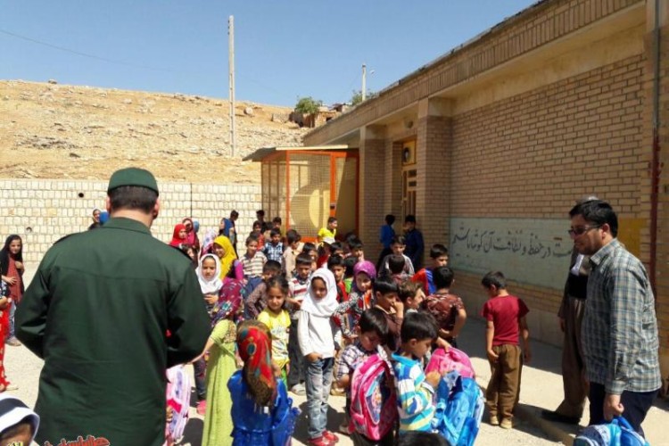 اهداي بسته های آموزشی ولوازم التحریر به دانش آموزان روستاي مير عبدلي+تصاوير