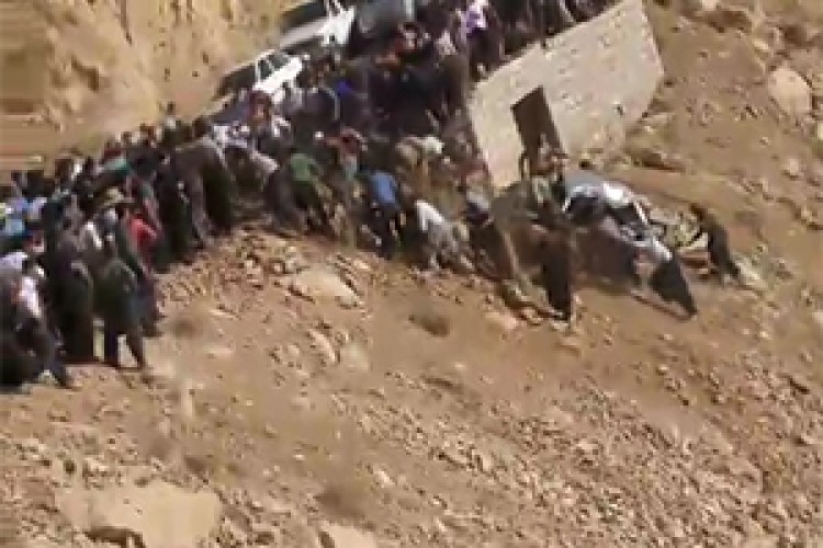 بالا کشیدن پراید از ته دره با دست خالی! + فیلم 