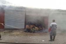 آتش سوزي در دكه هاي فلزي بازارچه مرزي پاوه با تلاش آتش‌نشانان مهار شد
