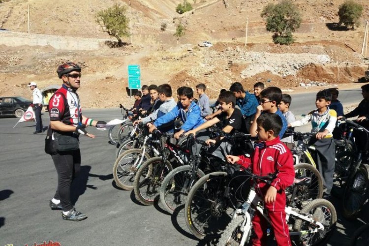 برگزاري مسابقه دوچرخه سواری به مناسبت هفته تربیت بدنی در پاوه+تصاوير