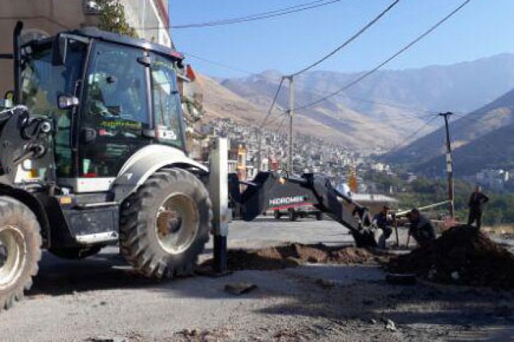 ‍آغاز عملیات شبکه گذاری فاضلاب مسکن مهر۱۰۲۴ واحدی پاوه 