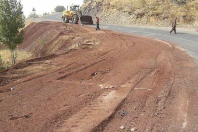 اجراي عملیات تعريض يكي از نقاط حادثه خيز محور پاوه به روانسر