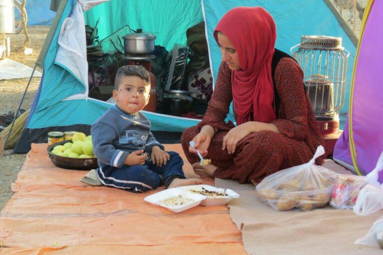 تصاویری از مردم روستاهای زلزله زده ، از دريچه دوربين طيفور حاتمي