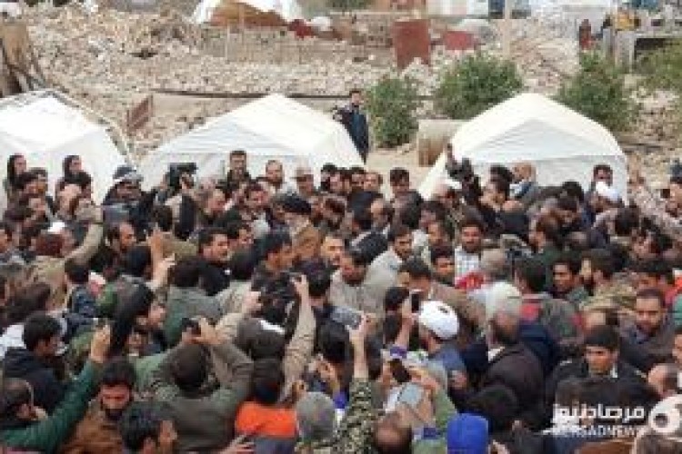 حضور رهبر انقلاب در جمع مردم روستای زلزله زده کوئیک