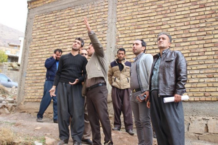 زمین لرزه و بروز نگرانی های مردمی در ساختمان های مسکن مهر پاوه/ حضور کارشناسانی در بررسی وضعیت ساختمان